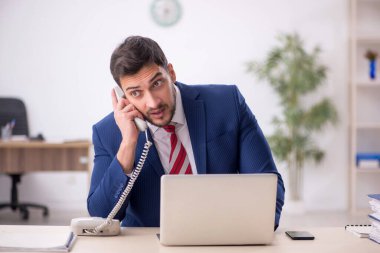 Ofiste çalışan genç işadamı.