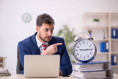Zaman yönetimi konseptinde genç işadamı