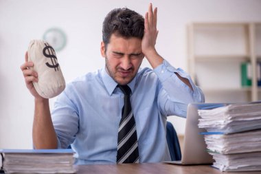 Maaş konsepti genç çalışanı