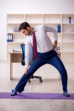 Mola sırasında spor yapan genç bir çalışan.