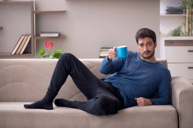 evde oturan genç adam