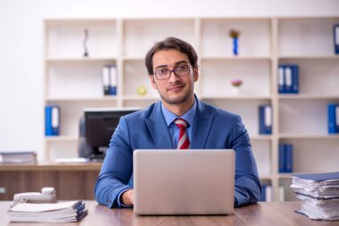 İş yerinde çalışan genç bir işadamı