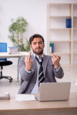 Genç işadamı ve ofiste çok fazla iş var.