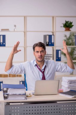 Genç işadamı aşırı işten memnun değil.