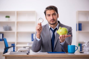 Emeklilik planlama konseptinde genç işadamı