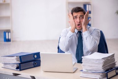 Ofiste çalışan genç işadamı.