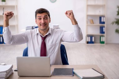 Ofiste çalışan genç işadamı.