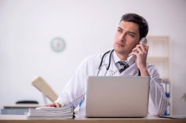 Teletıp konseptinde genç doktor