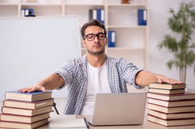 Sınıfta sınava hazırlanan genç bir öğrenci.