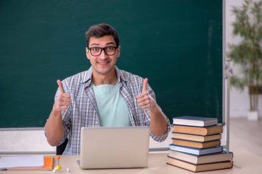 Sınıfta oturan genç öğrenci.