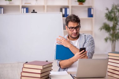 Sınıfta sınava hazırlanan genç bir öğrenci.