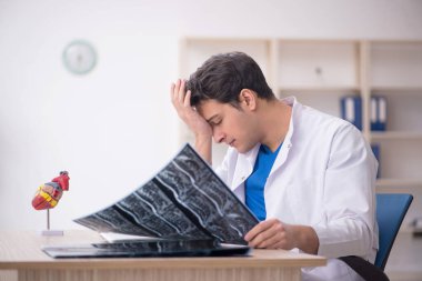 Hastanede çalışan genç doktor radyoloji uzmanı.