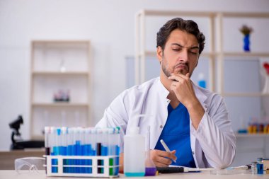 Laboratuvarda çalışan genç bir kimyager.