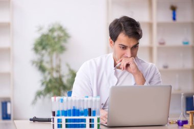 Laboratuvarda çalışan genç bir kimyager.