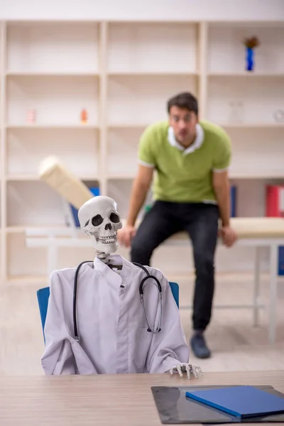 Ung Patient Besöker Skelett Läkare — Stockfoto