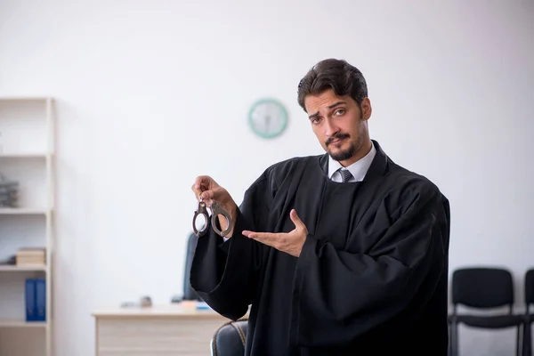 Juiz Jovem Que Trabalha Tribunal — Fotografia de Stock