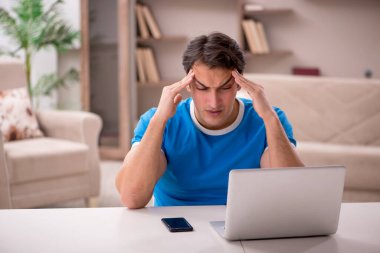 Genç erkek serbest çalışan. Evden çalışıyor.