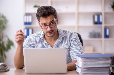 İş yerinde çalışan genç bir işadamı