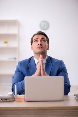 İş yerinde çalışan genç bir işadamı