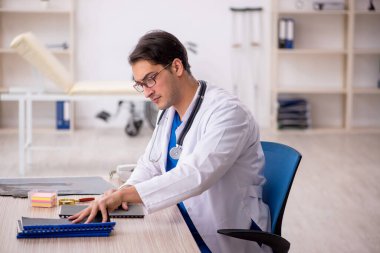 Hastanede çalışan genç erkek doktor.