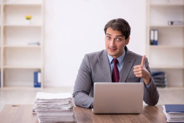 İş yerinde çalışan genç bir işadamı