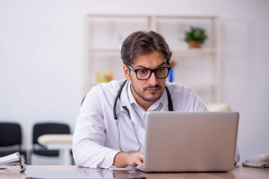 Teletıp konseptinde genç doktor