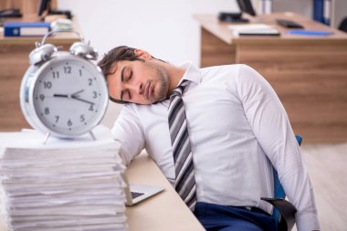 Zaman yönetimi konseptinde genç işadamı