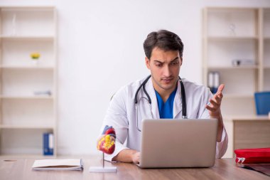 Teletıp konseptinde genç doktor