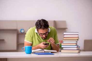 Evde okuyan genç bir öğrenci.