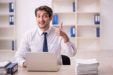 Ofiste çalışan genç işadamı.