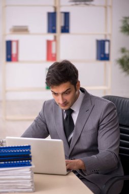 İş yerinde çalışan genç bir işadamı