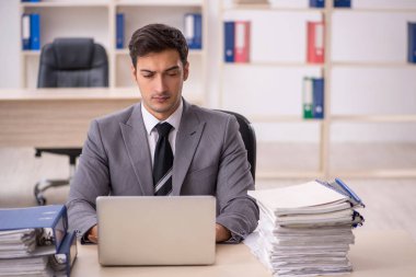 İş yerinde çalışan genç bir işadamı