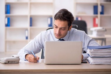 İş yerinde çalışan genç bir işadamı