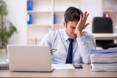 İş yerinde çalışan genç bir işadamı