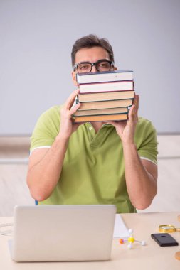 Sınıfta sınava hazırlanan genç bir öğrenci.