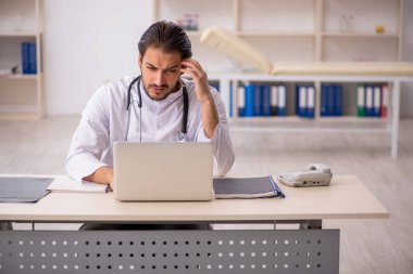 Teletıp konseptinde genç doktor