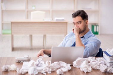 Beyin fırtınası konseptinde genç işadamı