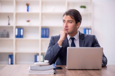 İş yerinde çalışan genç bir işadamı