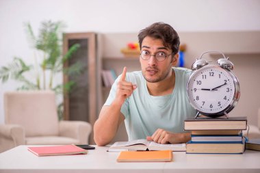 Evde sınava hazırlanan genç bir öğrenci.
