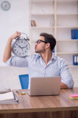 Zaman yönetimi konseptinde genç çalışan