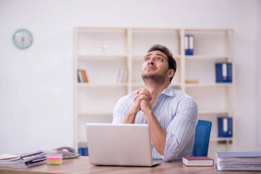 İş yerinde çalışan genç bir işadamı