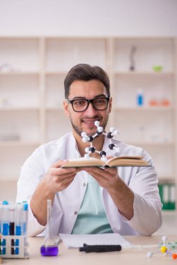 Laboratuvarda çalışan genç bir kimyager.