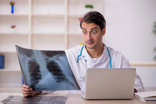 Ung Manlig Röntgenläkare Som Arbetar Sjukhuset — Stockfoto