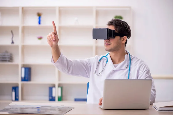 Mladý Lékař Těší Virtuální Brýle Klinice — Stock fotografie