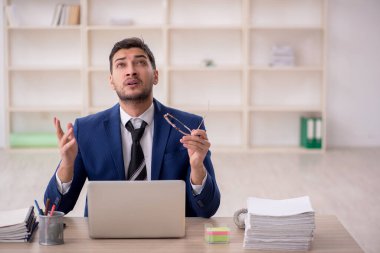 İş yerinde çalışan genç bir işadamı