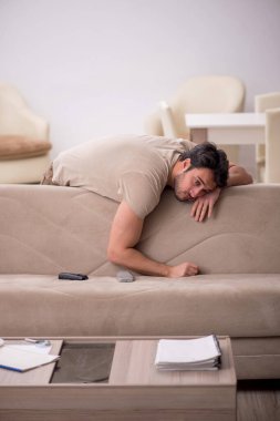 Genç erkek öğrenci salgın sırasında evde oturuyor.