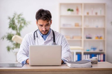 Teletıp konseptinde genç doktor