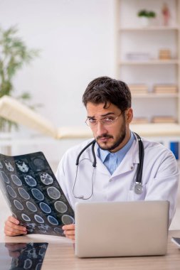 Klinikte çalışan genç bir radyolog.