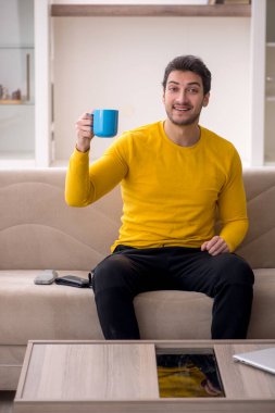 Genç erkek öğrenci salgın sırasında evde oturuyor.