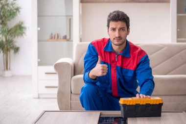 Evde çalışan genç bir marangoz.